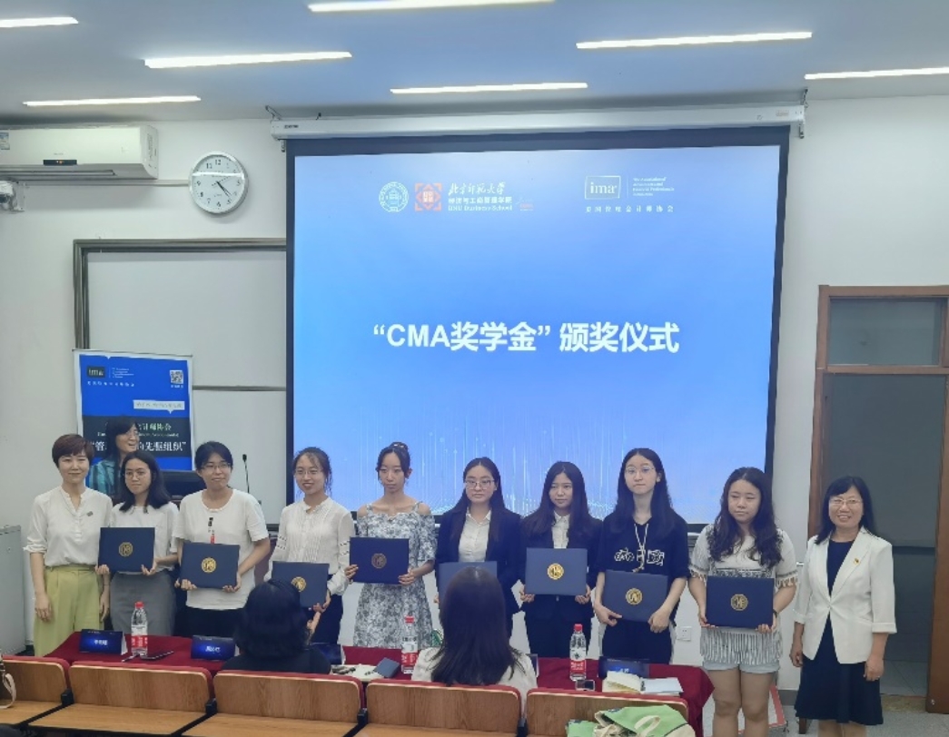 A group of people in front of a screen
Description automatically generated with medium confidence