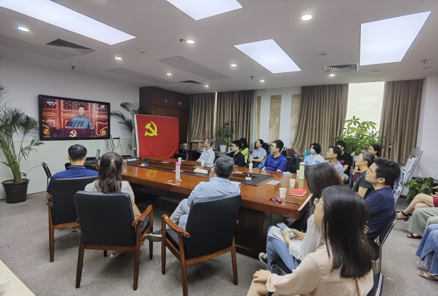人们在房间里
中度可信度描述已自动生成