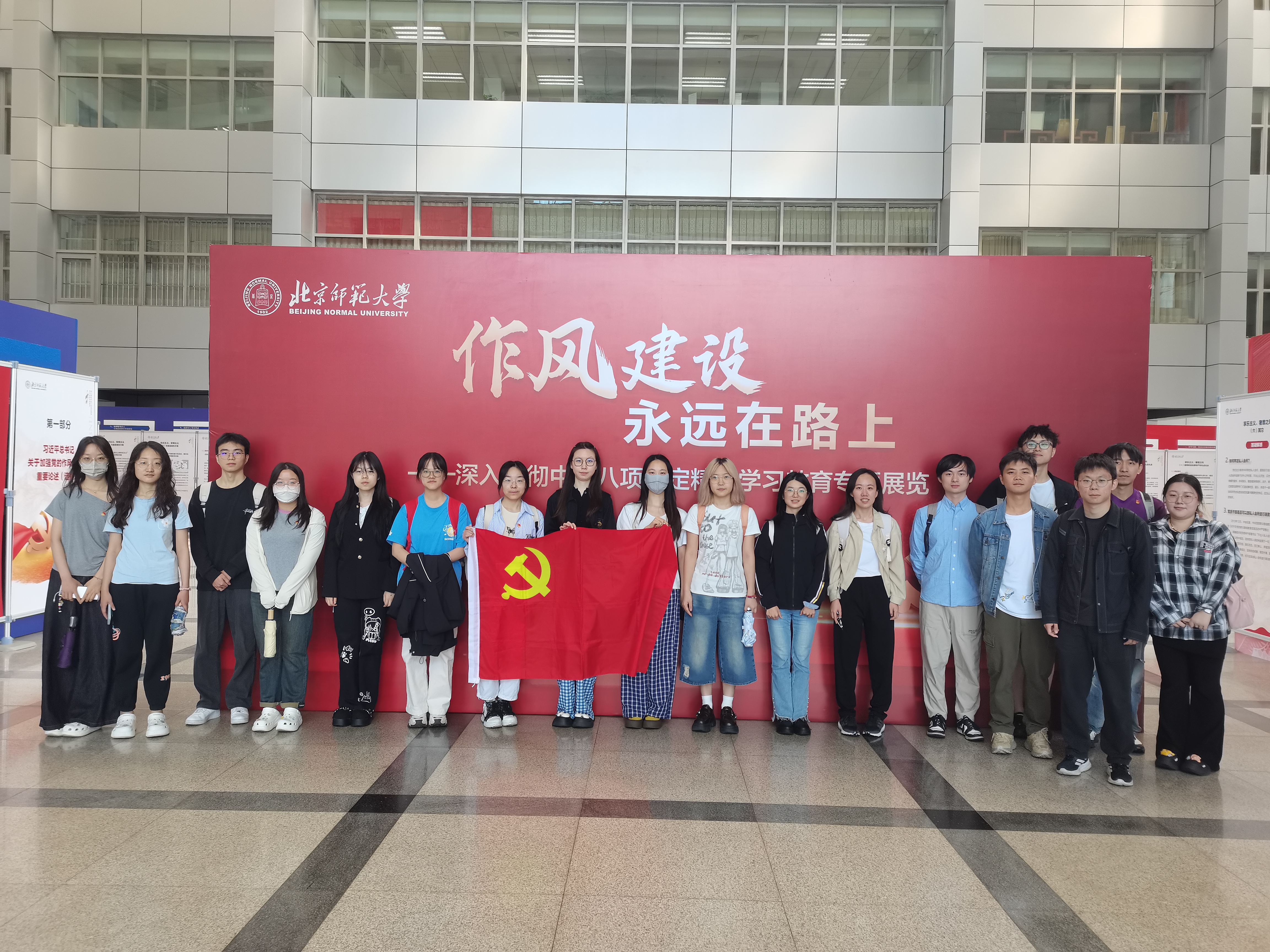 参观展览.jpg